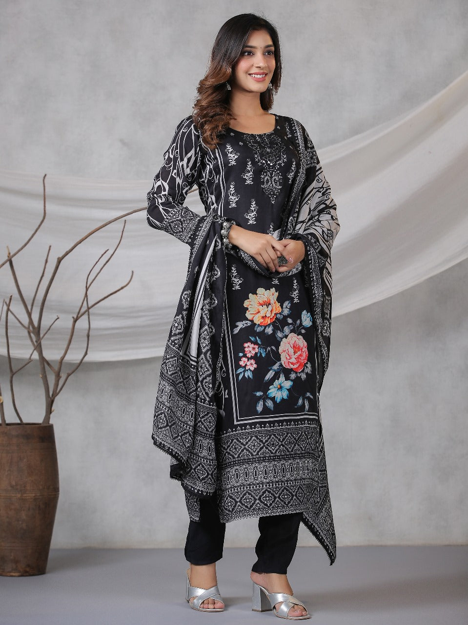 Noor-E-Nazaakat Black Edition Kurti Pant Dupatta Suit Set