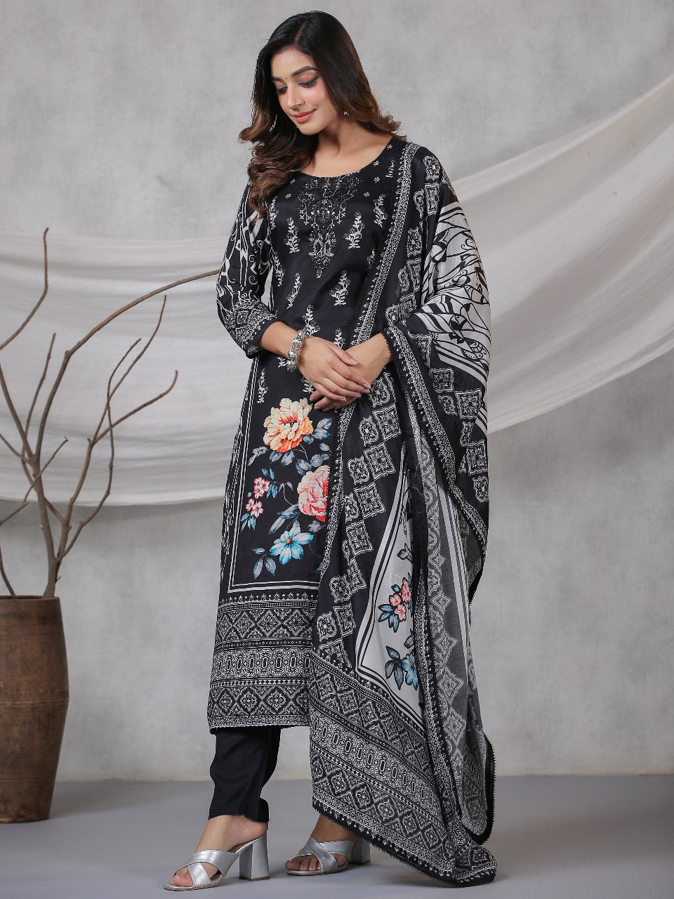 Noor-E-Nazaakat Black Edition Kurti Pant Dupatta Suit Set