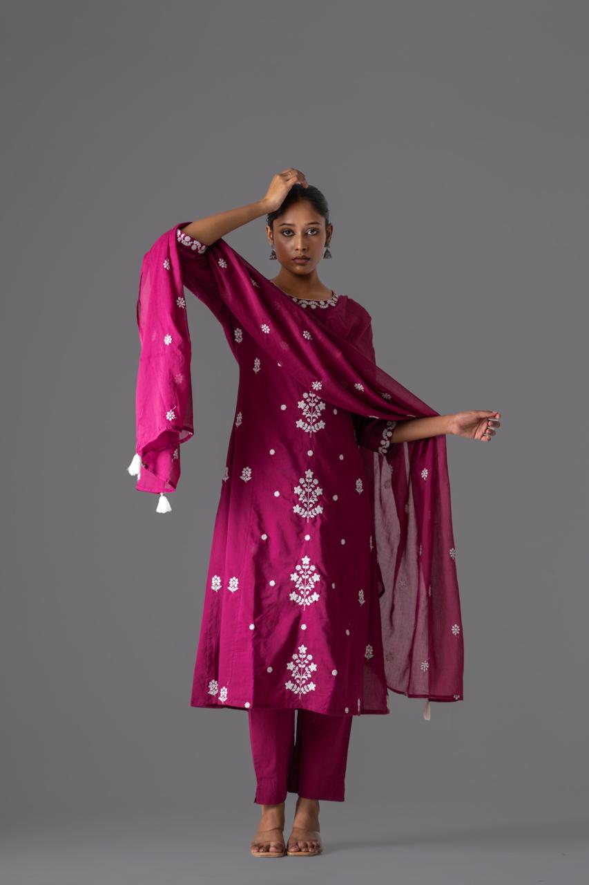 Noor Gulabi Kurti Pant Dupatta Set Suit