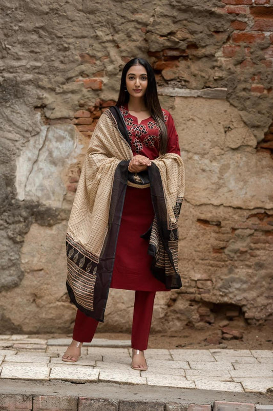Ruh-e-Gulab Kurti Pant Dupatta Set Suit