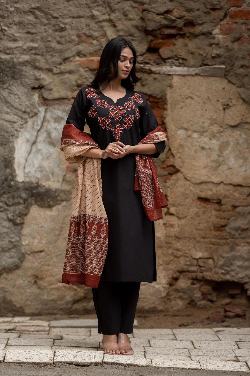 Siyahi Raag Kurti Pant Dupatta Set Suit