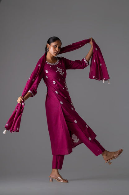 Noor Gulabi Kurti Pant Dupatta Set Suit